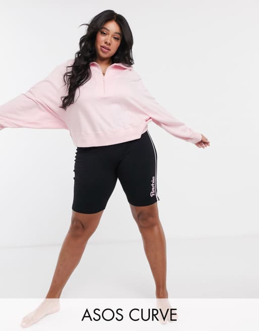 ASOS DESIGN Curve - Completo composto da leggings corti e maglione con collo a imbuto e scritta "Barbie", 3 di 3