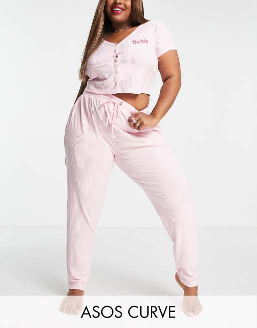 ASOS DESIGN Curve - Barbie Lounge - Superzachte geribbelde top met knopen en joggingbroek in roze
