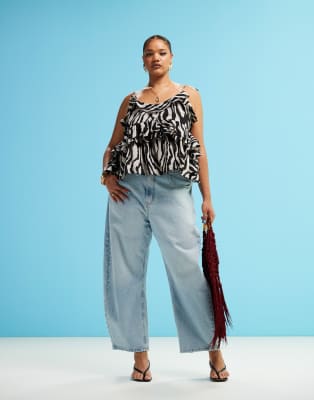 ASOS DESIGN Curve - Barrel-Jeans in heller Waschung mit Bindegürtel-Blau