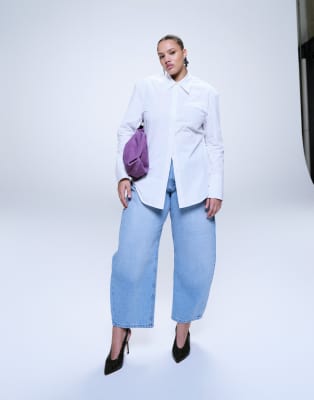 ASOS DESIGN Curve - Barrel-Jeans in heller Waschung mit hohem Bund-Blau