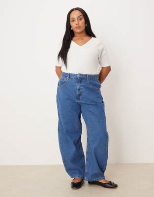 ASOS DESIGN Curve - Barrel-Jeans in Mittelblau mit hohem Bund
