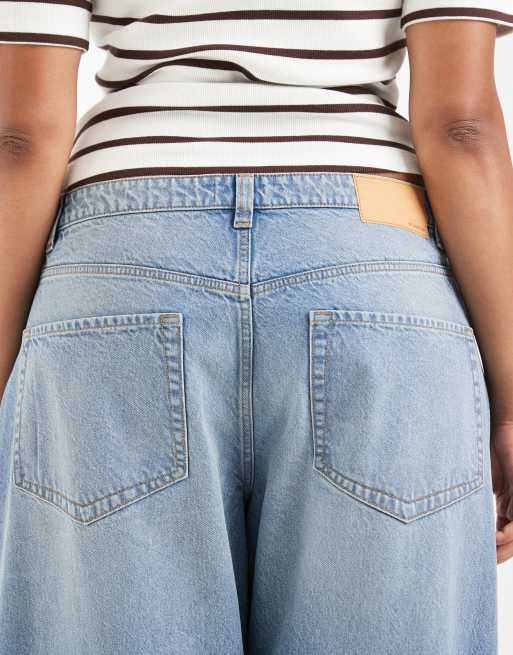 ASOS DESIGN Curve Barrel-Jeans mit gekrempeltem Saum in Mittelblau, 4 von 5