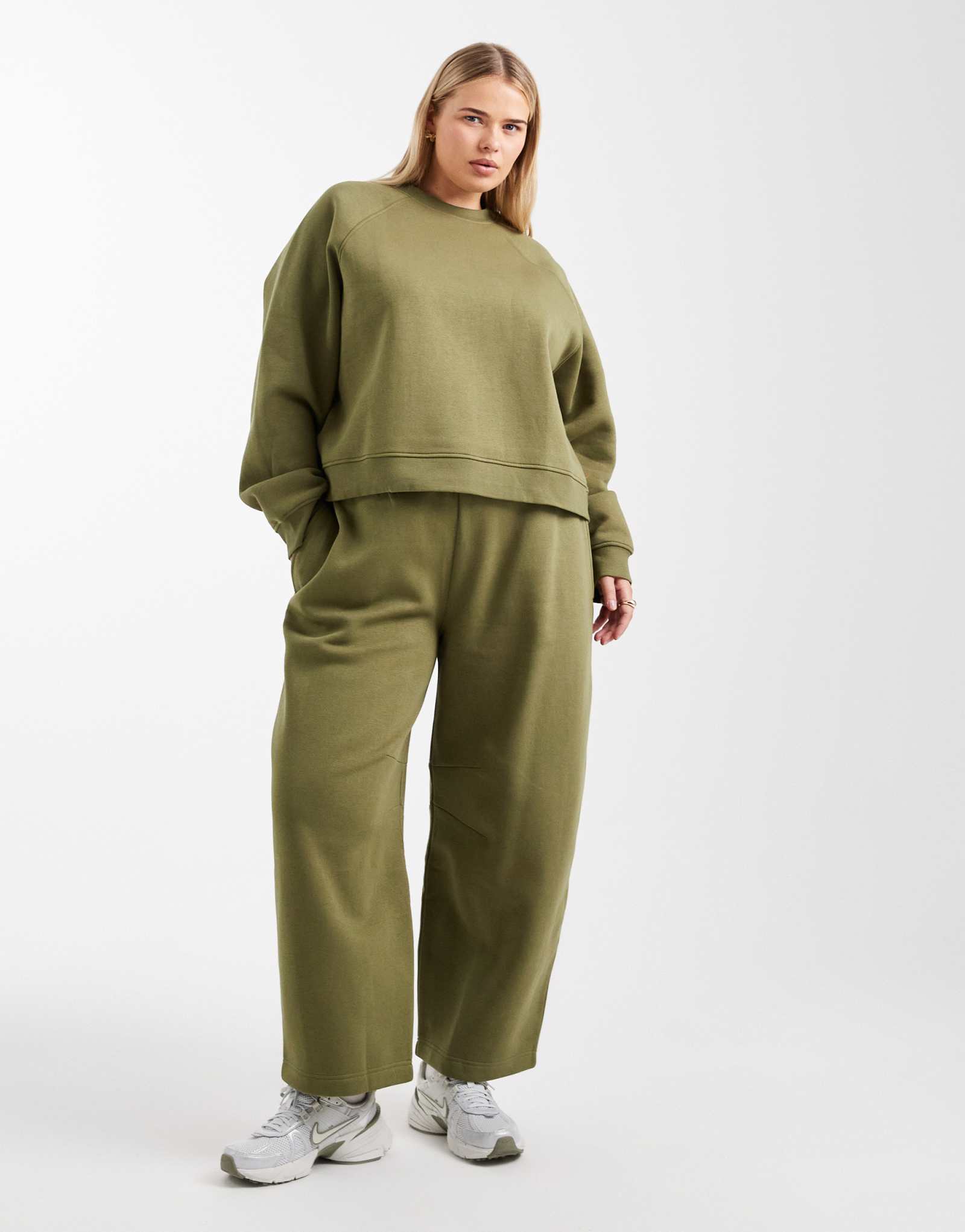 Спортивные брюки ASOS DESIGN с округлыми штанинами-бочонками цвета хаки