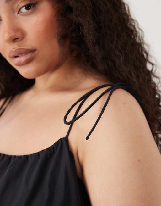 ASOS DESIGN Curve – Bauschiges Mini-Sommerkleid aus Popeline in Schwarz mit gebundenen Trägern, 2 von 4