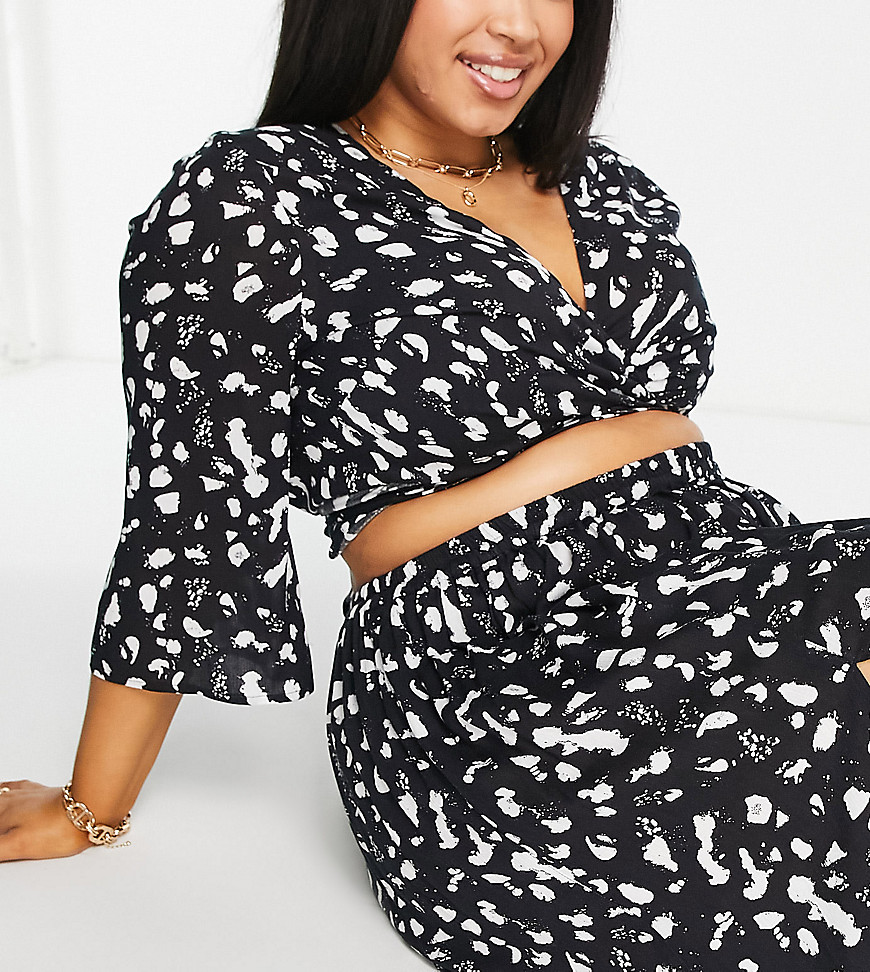 Plus-size top by ASOS DESIGN Dreaming of the beach Wrap front Three-quarter-length sleeves Tie back Cropped length Regular fit