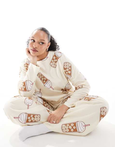 ASOS DESIGN Curve – Beige pyjamas med "Iced coffee"-mönster, långärmad topp och byxor - view 1