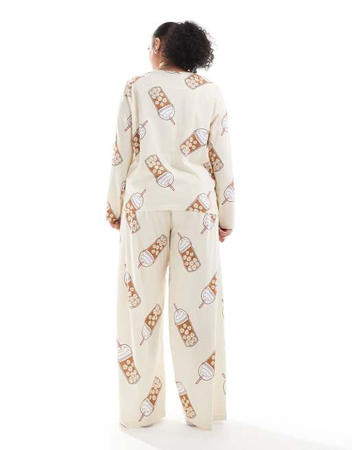 ASOS DESIGN Curve - Beige pyjamassæt med langærmet top og bukser med iskaffeprint, 2 af 4