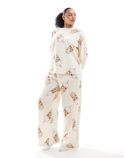 ASOS DESIGN Curve - Beige pyjamassæt med langærmet top og bukser med iskaffeprint, 4 af 4