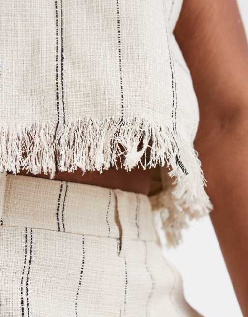 ASOS DESIGN Curve – Beige, randig, figursydd shell-topp med v-ringning och fransfåll, 2 av 4