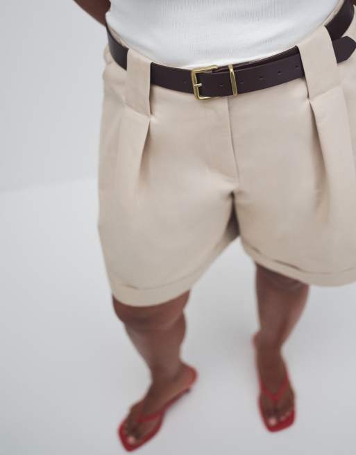 ASOS DESIGN Curve - Beige skræddersyede shorts med bælte og opsmøgede kanter, 3 af 8