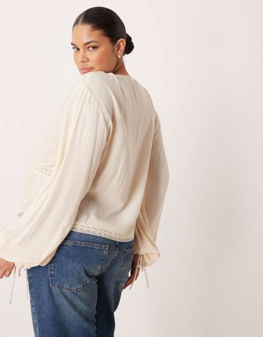 ASOS DESIGN Curve – Beige, texturerad blus med långa ärmar och spetsdetaljer, 4 av 4