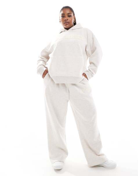 ASOS DESIGN Curve – Beigemelerat set i chenille med raka mjukisbyxor och huvtröja med 'New Jersey'-tryck - view 1