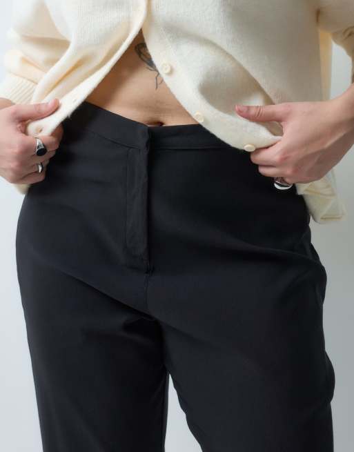 ASOS DESIGN Curve bengaline capri trouser with side panel details in black, 2 of 5