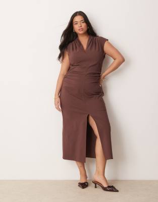 ASOS DESIGN Curve - Bengaline-Midikleid in Schokobraun mit V-Ausschnitt, plissierter Schulterpartie und geraffter Taille