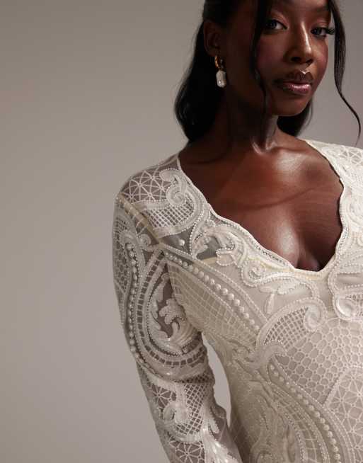 ASOS DESIGN Curve – Benvit, lång, broderad bröllopsklänning med djup ringning och långa ärmar, 2 av 6