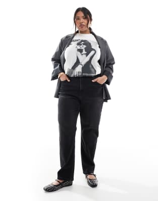 ASOS DESIGN Curve - Bequeme Jeans in schwarzer Waschung mit schmalem Schnitt