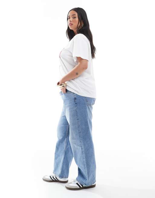 ASOS DESIGN Curve – Bequeme Jeans mit geradem Schnitt und Stretchanteil in hellem Mittelblau, 3 von 5