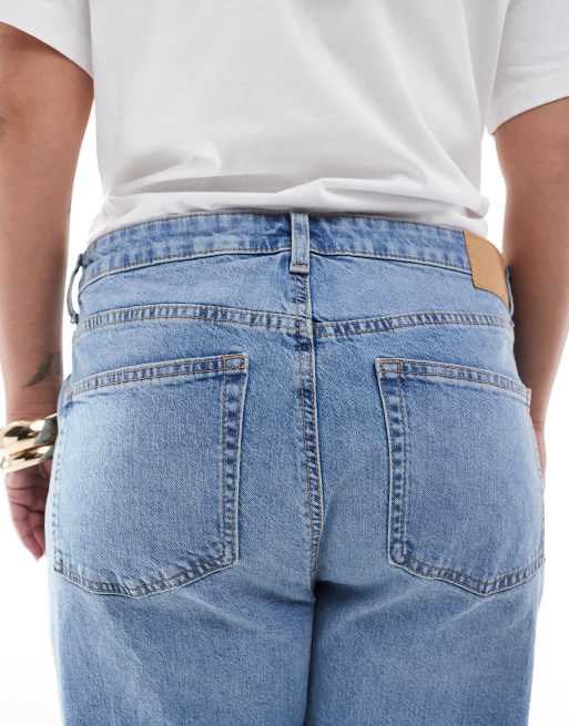 ASOS DESIGN Curve – Bequeme Jeans mit geradem Schnitt und Stretchanteil in hellem Mittelblau, 4 von 5
