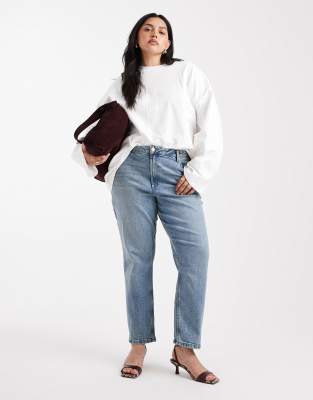 ASOS DESIGN Curve - Bequeme Mom-Jeans in Mittelblau mit schmalem Schnitt