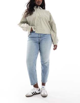 ASOS DESIGN Curve - Bequeme Mom-Jeans in Mittelblau mit schmalem Schnitt