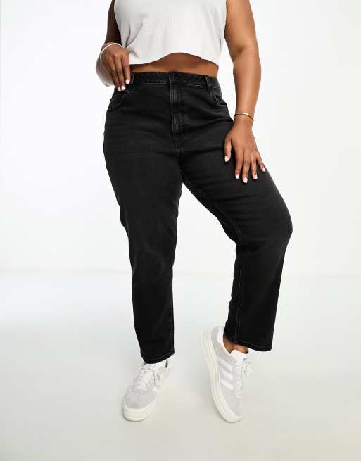 ASOS DESIGN Curve – Bequeme Mom-Jeans in schwarzer Waschung mit schmalem Schnitt, 2 von 5