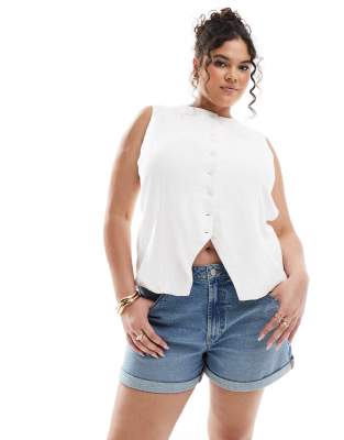 ASOS DESIGN Curve - Bequeme Mom-Jeansshorts in Mittelblau