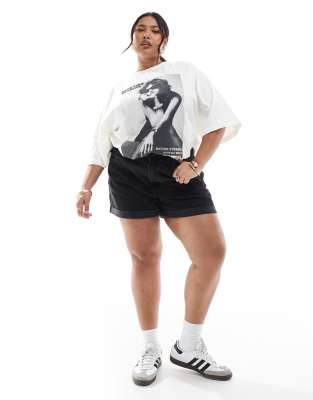 ASOS DESIGN Curve - Bequeme Mom-Jeansshorts in verwaschenem Schwarz