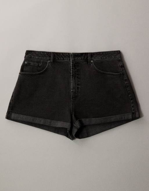 ASOS DESIGN Curve – Bequeme Mom-Shorts aus Denim in Schwarz, 5 von 7