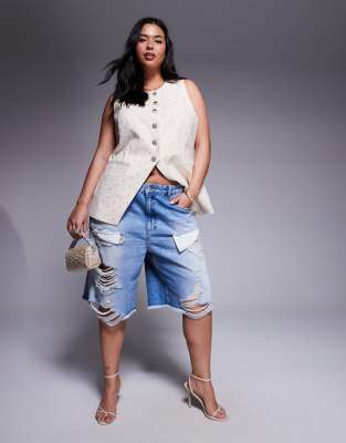 ASOS DESIGN Curve - Bermudashorts aus Denim in Mittelblau mit Zierrissen