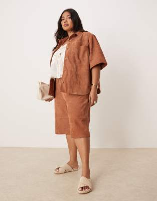 ASOS DESIGN Curve - Bermudashorts aus Wildleder in Hellbraun, Kombiteil