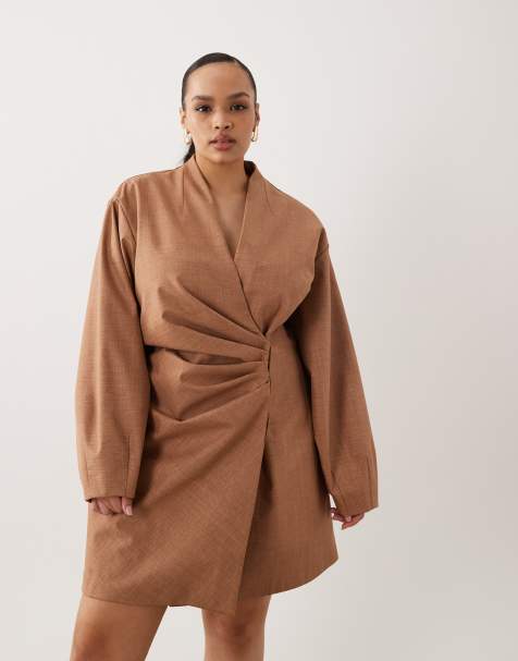ASOS DESIGN Curve – Beżowa usztywniana sukienka o kroju marynarki z zakładkami w talii - view 1