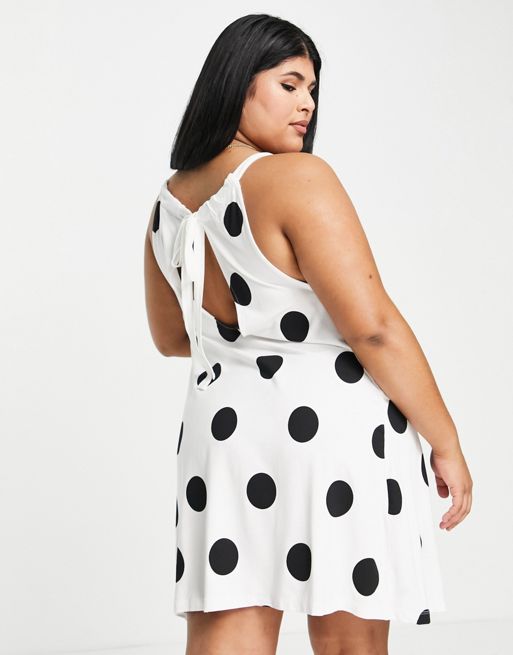 ASOS DESIGN Curve – Biało-czarna sukienka mini z zebranym dekoltem i  odkrytymi plecami w duże grochy | ASOS
