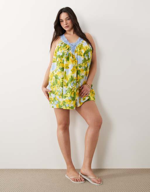 ASOS DESIGN Curve – Blå, blommig sommarklänning i minilängd med smock, v-ringning och spetslager , 2 av 4