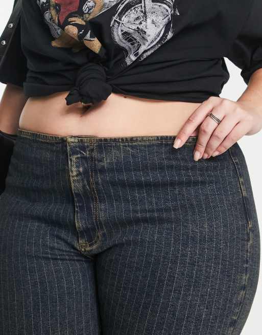 ASOS DESIGN Curve - Blå jeans med mellemhøj talje, svaj og nålestriber, 3 af 4