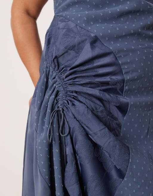 ASOS DESIGN Curve - Blå midikjole med rynker i siden og todelt design i jacquard og dobby-stof, 4 af 4
