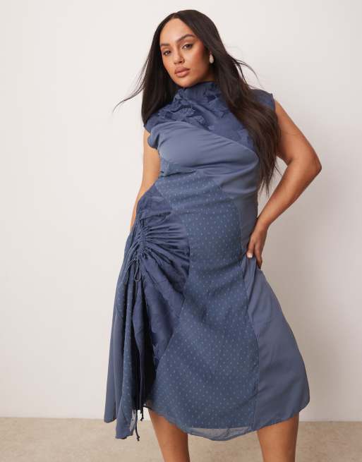 ASOS DESIGN Curve – Blå midiklänning i jacquard och dobbyväv med rynkad sida och slits, 2 av 4