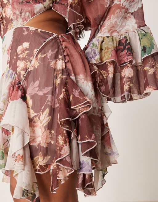 ASOS DESIGN Curve – Blandblommig miniklänning med utskärningar, utsvängda ärmar, volang och klockad kjol, 3 av 4