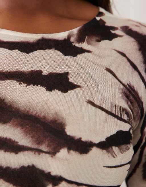 ASOS DESIGN Curve - Blød top i gennemsigtig strik med sort/hvidt print og rynkede sider, 4 af 4