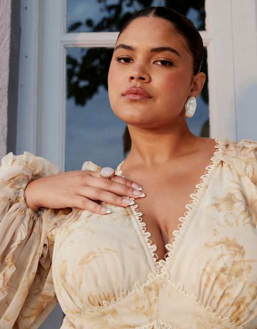 ASOS DESIGN Curve – Blommig midiklänning med spetsinfällningar, volang och utskurna detaljer, 3 av 4