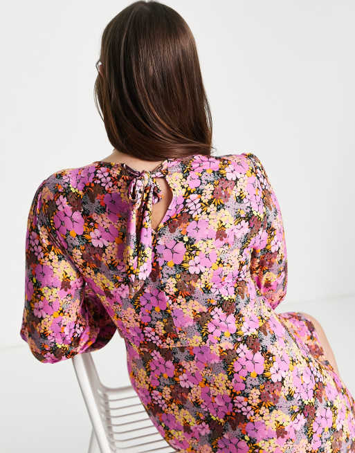 ASOS DESIGN Curve – Blommig tea-klänning i kort modell med vida ärmar, 4 av 4