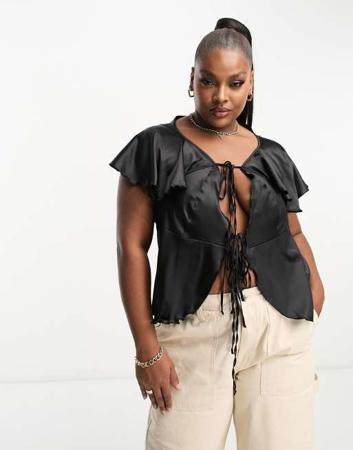 ASOS DESIGN Curve - Blouse in vlinderstijl van satijn met stretch, open voorkant en fladdermouwen in zwart