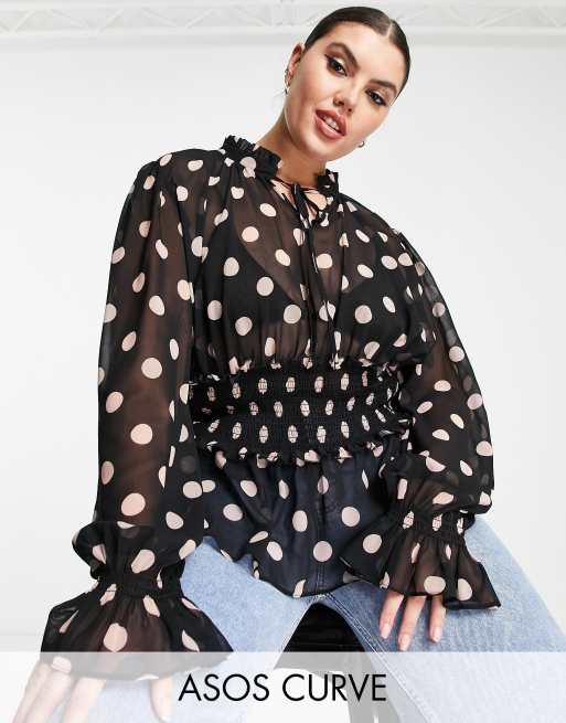 ASOS DESIGN Curve - Blouse met gestrikte hals en aangerimpelde taille in mono mono stippen