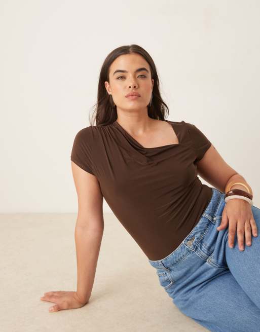 ASOS DESIGN Curve - Body a maniche corte sinuoso color cioccolato con scollo asimmetrico e drappeggio