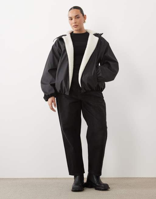 ASOS DESIGN Curve bomberjack met rubberlook en waterafstotende afwerking in zwart, 2 van 4
