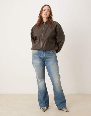 ASOS DESIGN Curve - Bootcut-Jeans in mittlerer Waschung-Blau