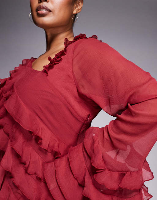 ASOS DESIGN Curve - Bordeaux lagdelt asymmetrisk langærmet maxikjole i chiffon med bløde flæser, 2 af 4