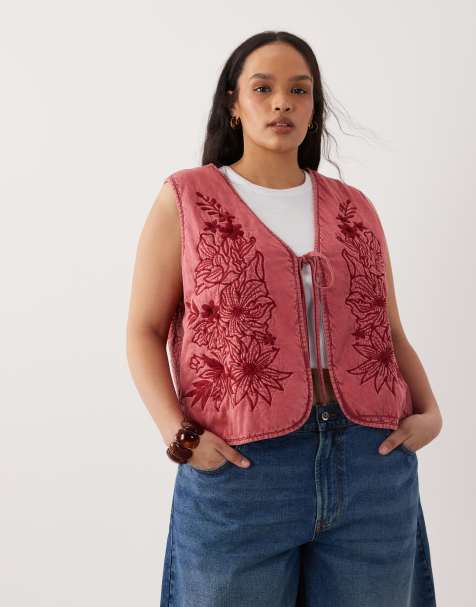 ASOS DESIGN Curve – Bordowa pikowana kamizelka ocieplana w kwiatowy wzór z efektem sprania - view 1