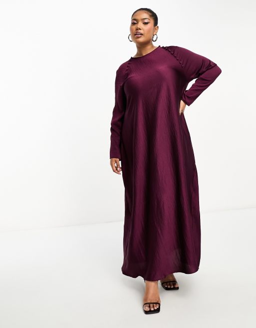 ASOS DESIGN Curve – Bordowa satynowa sukienka maxi ze skosu z ozdobnymi guzikami
