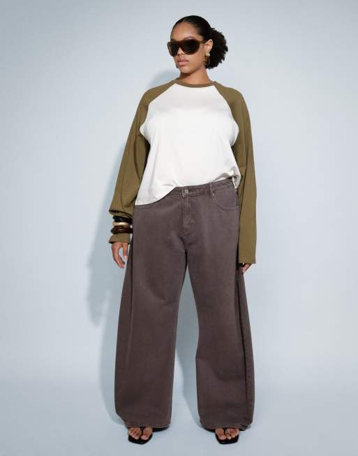 ASOS DESIGN Curve boxy raglan with contrast sleeves in cream & khaki, 2 of 8