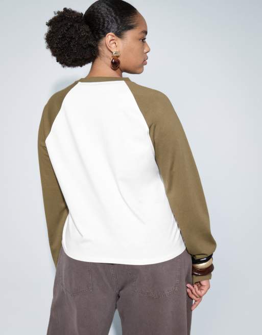 ASOS DESIGN Curve boxy raglan with contrast sleeves in cream & khaki, 3 of 8